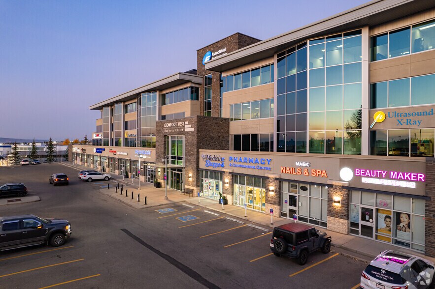 600 Crowfoot Cres NW, Calgary, AB à louer - Photo du bâtiment - Image 3 de 18