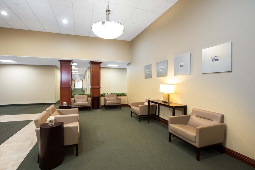 532 Broadhollow Rd, Melville, NY for lease - Interior Photo - Image 3 of 5