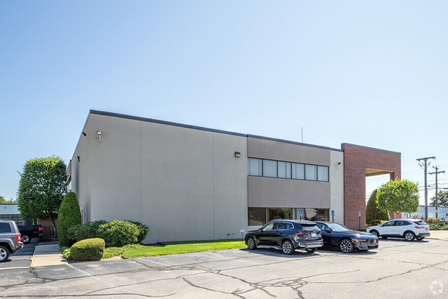 75 Commerce Dr, Warwick, RI à vendre - Photo du bâtiment - Image 2 de 6