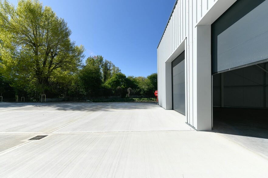 6 Garside Way, Aylesbury for lease - Building Photo - Image 2 of 4