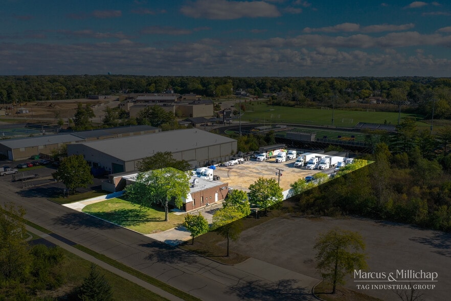 675 Sunset Dr, Round Lake, IL for sale - Building Photo - Image 2 of 6