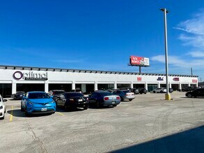 2204 Cypress Creek Pkwy, Houston, TX for lease Building Photo- Image 2 of 3