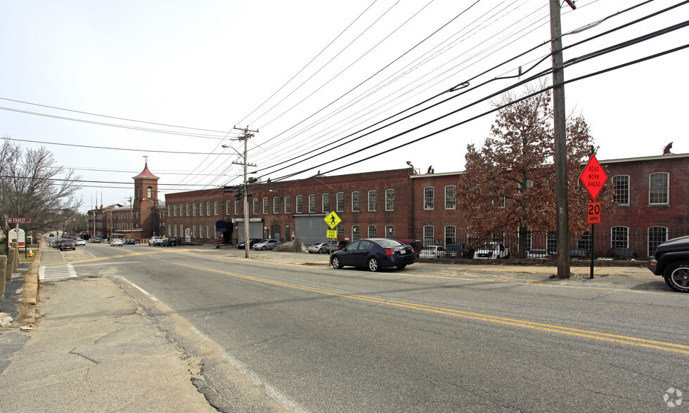 1 Main St, Whitinsville, MA à vendre - Photo du bâtiment - Image 1 de 1