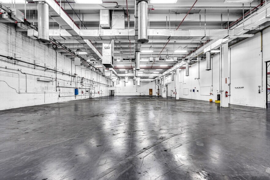 12800 NW 38th Ave, Opa Locka, FL à louer - Photo du bâtiment - Image 2 de 31