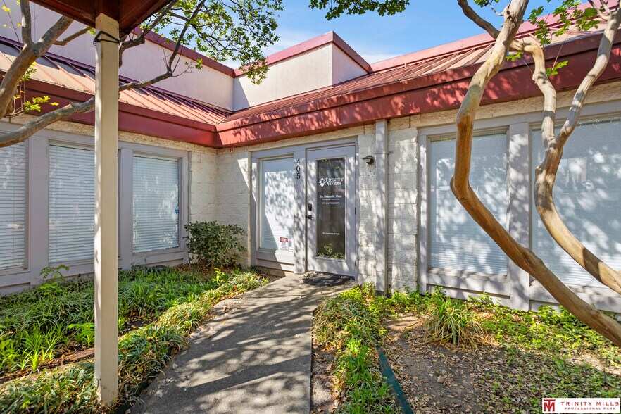 2761 E Trinity Mills Rd, Carrollton, TX à louer - Photo du bâtiment - Image 2 de 27