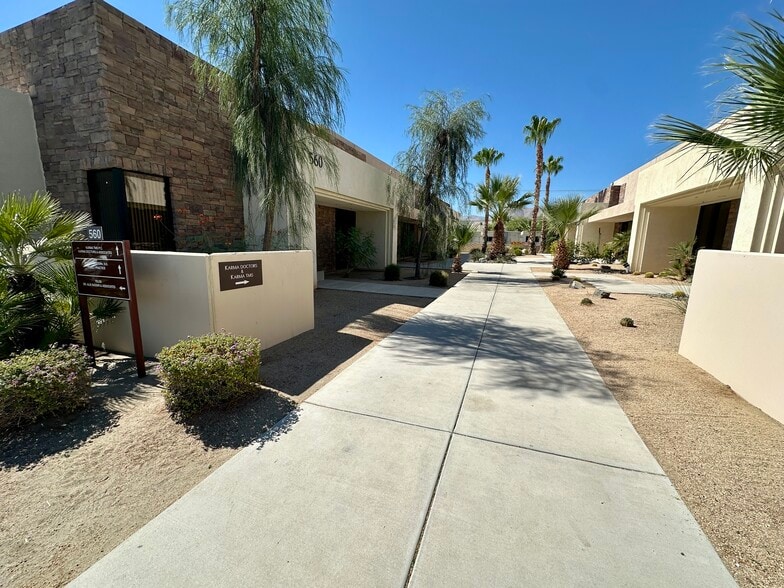 560 S Paseo Dorotea, Palm Springs, CA à louer - Photo du bâtiment - Image 3 de 29