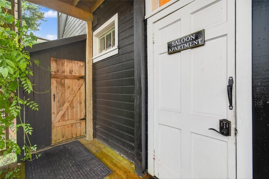 8 Fairgrounds Rd, Skamokawa, WA à vendre - Photo du bâtiment - Image 3 de 52