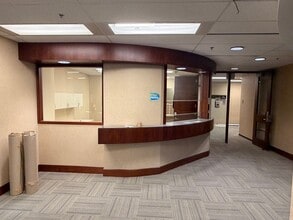 5811 Cooney Rd, Richmond, BC à louer Photo intérieure- Image 1 de 8