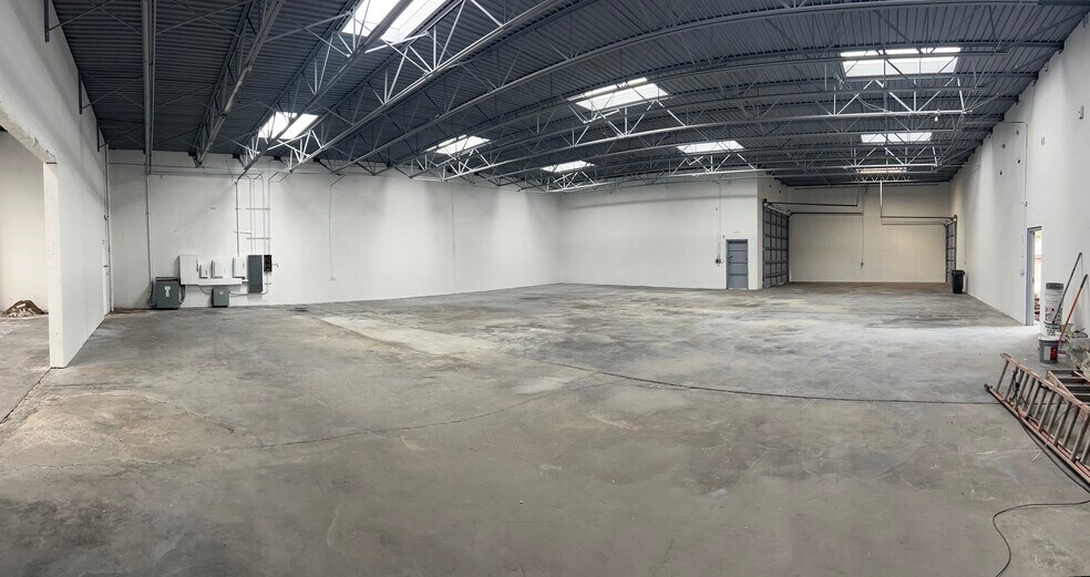 4504 E Hillsborough Ave, Tampa, FL à louer - Photo du bâtiment - Image 3 de 9