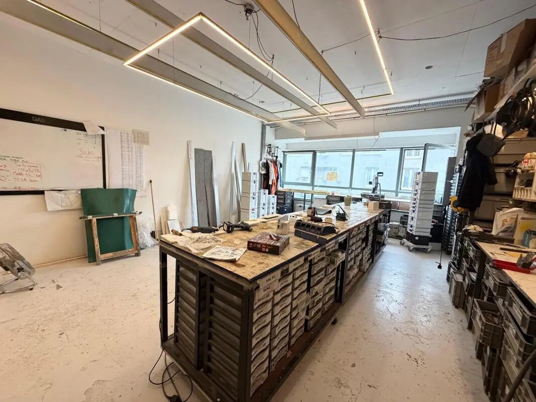 Flex in Paris for lease Interior Photo- Image 1 of 7