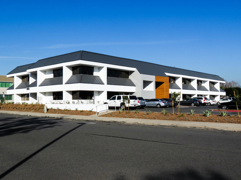 555 N Park Center Dr, Santa Ana, CA à louer - Photo du bâtiment - Image 1 de 12