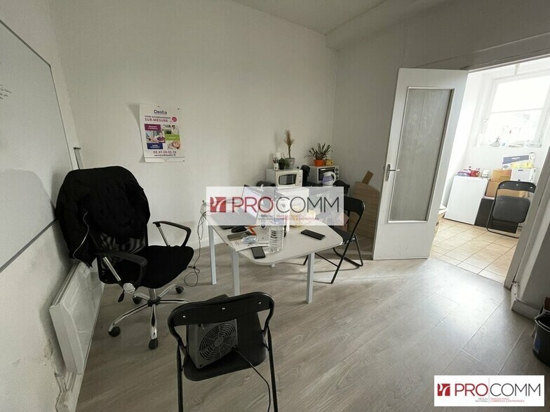 Retail in Chartres for lease - Building Photo - Image 3 of 7