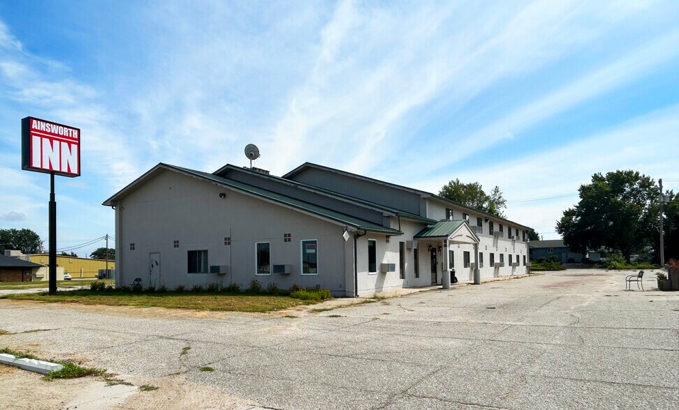 1025 E 4th St, Ainsworth, NE à vendre - Photo du bâtiment - Image 2 de 17