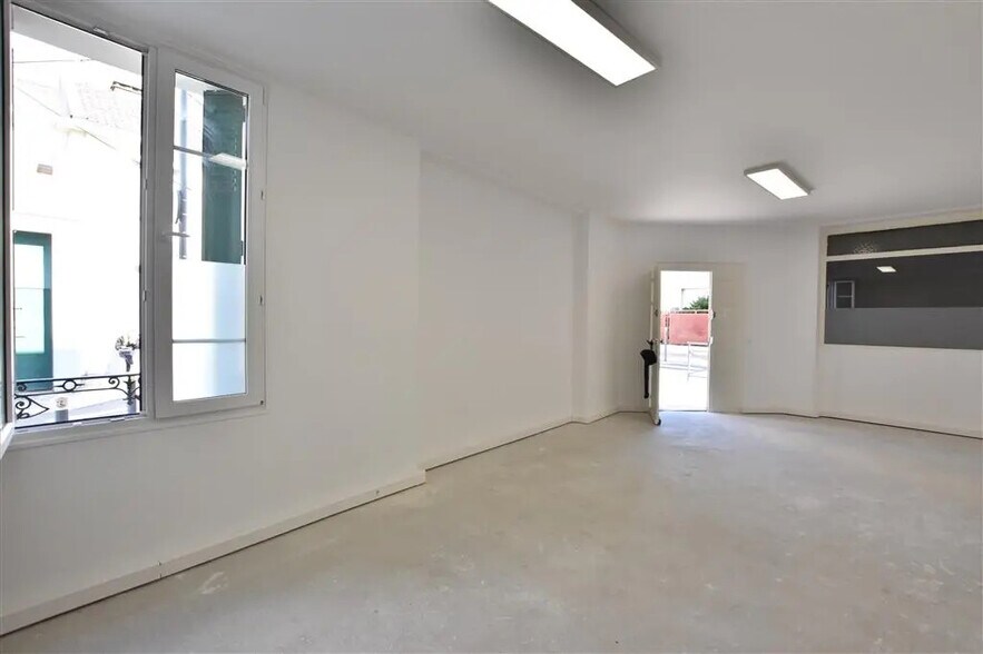 Commerce de détail dans Saint-Ouen-sur-Seine à louer - Photo du bâtiment - Image 3 de 9