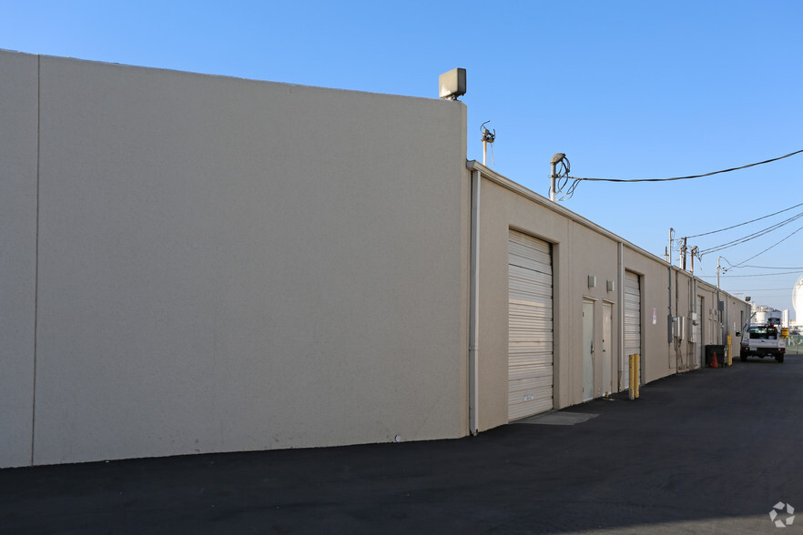 3281-3295 Industry Dr, Signal Hill, CA for lease - Building Photo - Image 3 of 3