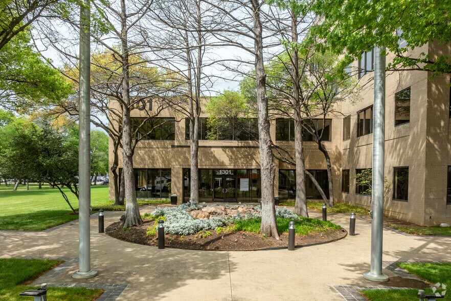 1301 E Collins Blvd, Richardson, TX à louer - Photo du bâtiment - Image 1 de 7