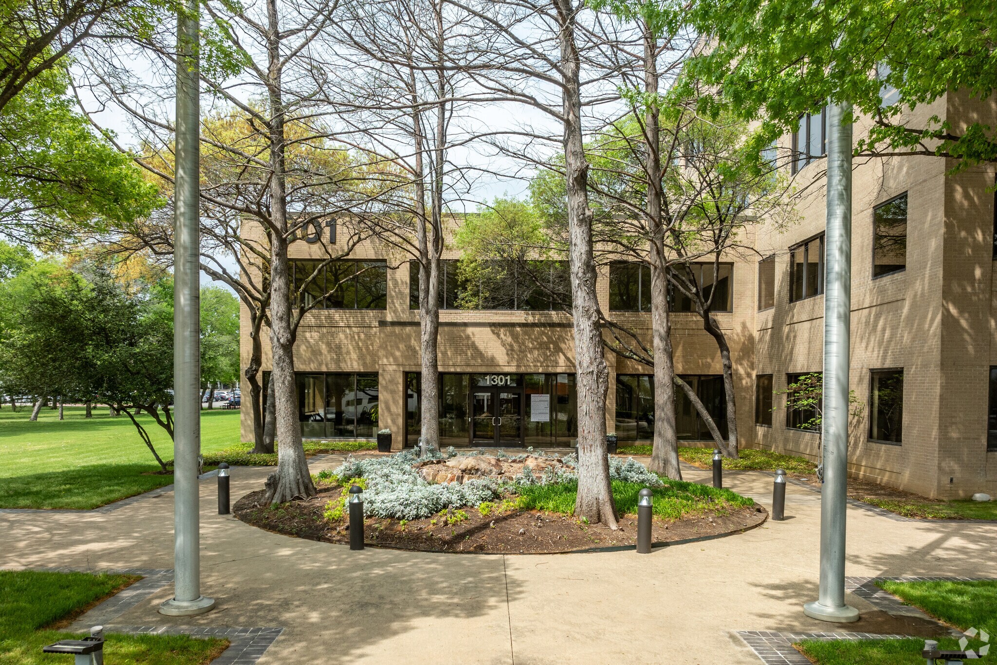 1301 E Collins Blvd, Richardson, TX à louer Photo du bâtiment- Image 1 de 8