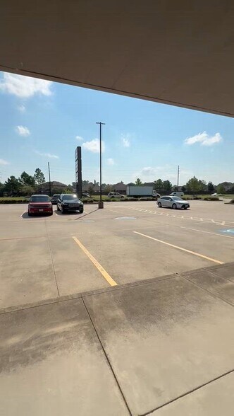 24525 Gosling Rd, Spring, TX à louer - Vidéo sur l’inscription commerciale - Image 2 de 12