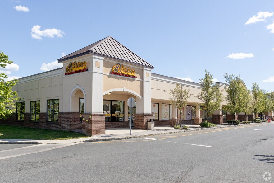 761 W Route 33, East Windsor, NJ à louer - Photo du bâtiment - Image 2 de 6