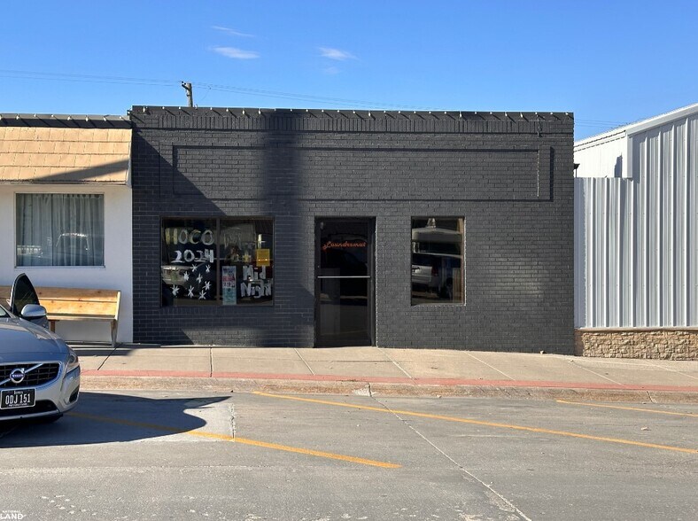 105 Main St, Louisville, NE à vendre - Photo du bâtiment - Image 1 de 6
