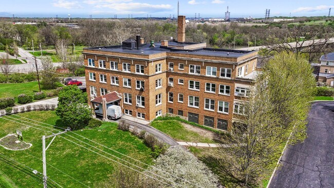 Plus de détails pour 1329 N Lake St, Aurora, IL - Spécialité à vendre