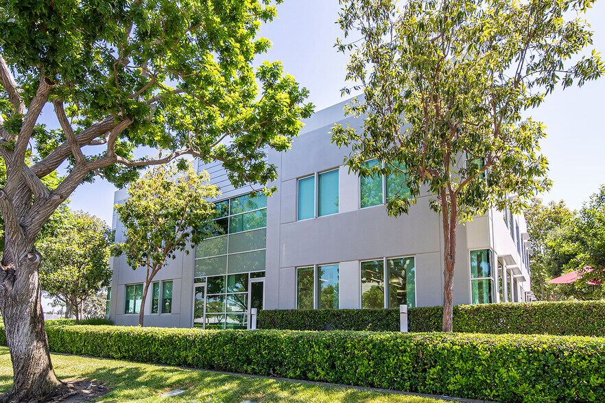 9205 Research Dr, Irvine, CA à vendre - Photo du bâtiment - Image 3 de 41