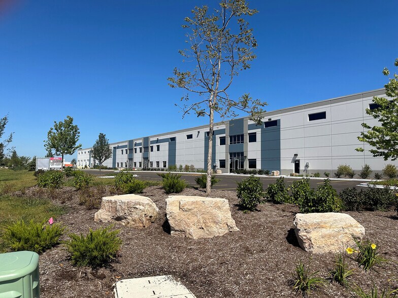 305 Miles Pky, Bartlett, IL à louer - Photo du bâtiment - Image 1 de 3