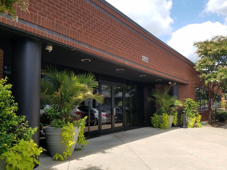 1893 Metro Center Dr, Reston, VA à louer - Photo du bâtiment - Image 2 de 5