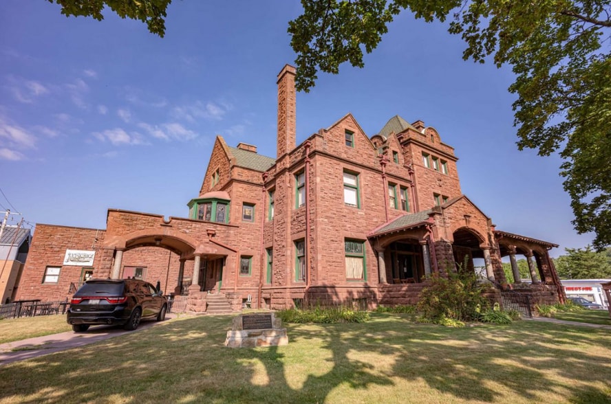 623 Broadway St, Baraboo, WI for sale - Primary Photo - Image 1 of 43
