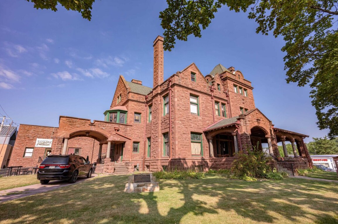 623 Broadway St, Baraboo, WI à vendre Photo principale- Image 1 de 44