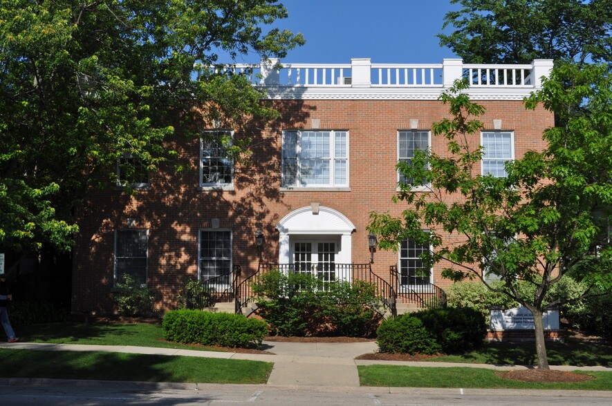 560 Oakwood Ave, Lake Forest, IL for sale - Building Photo - Image 2 of 8