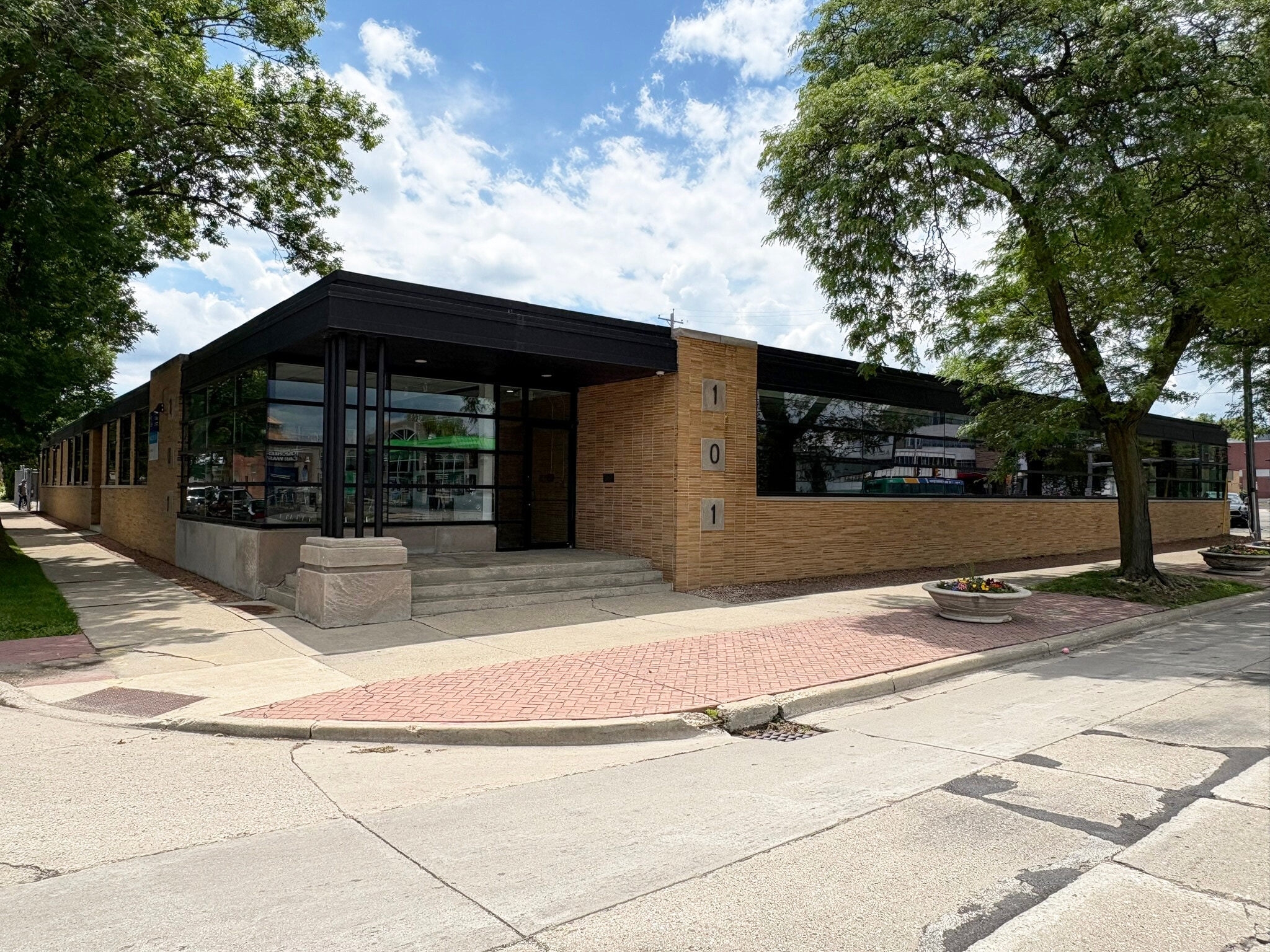 101 W Capitol Dr, Milwaukee, WI à vendre Photo du bâtiment- Image 1 de 18
