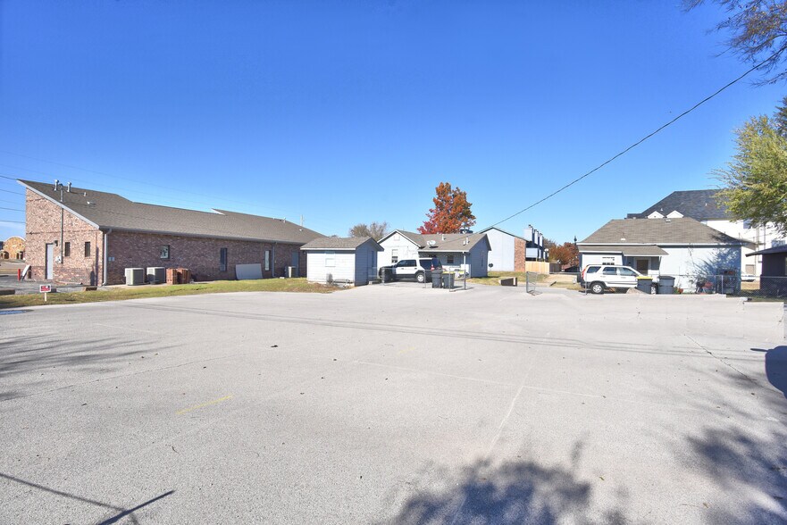 514-518 E A St, Jenks, OK à vendre - Photo du bâtiment - Image 3 de 5