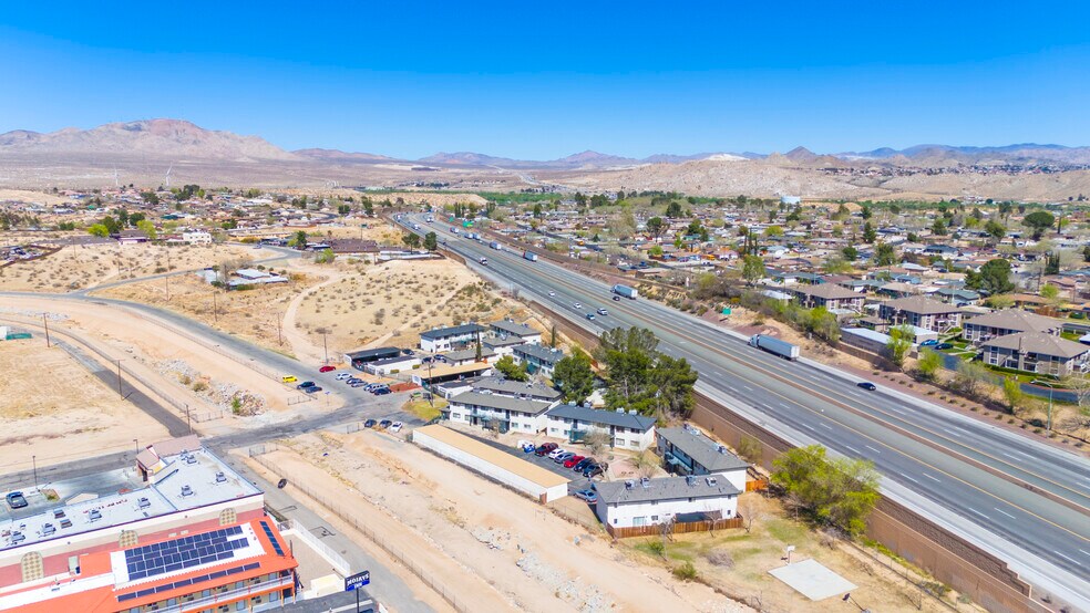 15523 Barranca Way, Victorville, CA à vendre - Photo du bâtiment - Image 3 de 6