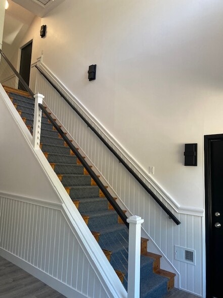 24 Bellemeade Ave, Smithtown, NY for lease - Interior Photo - Image 2 of 15