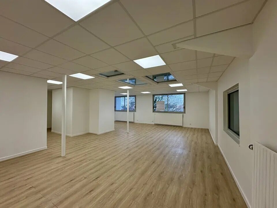 Office in Chenôve for lease Interior Photo- Image 1 of 4