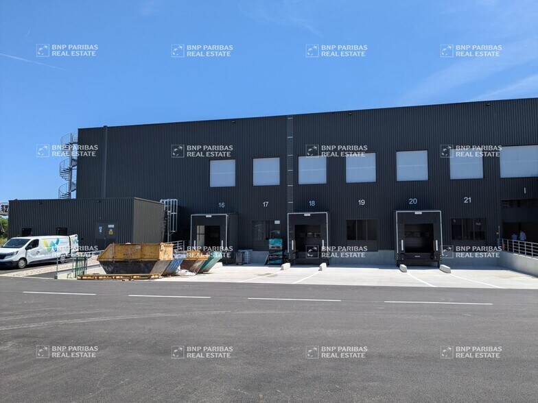 Flex dans Mionnay à louer - Photo du bâtiment - Image 2 de 15