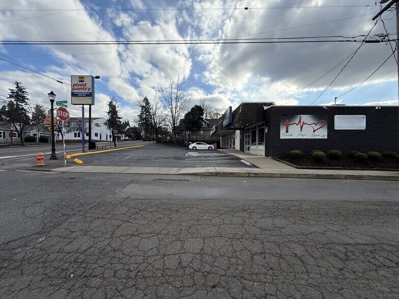 124 Molalla Ave, Oregon City, OR à louer - Photo du bâtiment - Image 2 de 5
