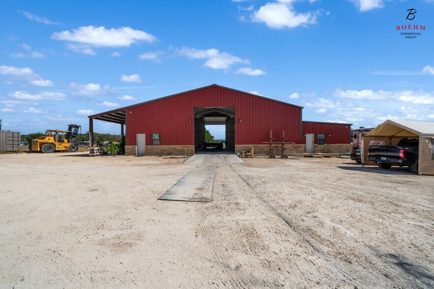 9106 Highway 16, Pipe Creek, TX à vendre - Photo du bâtiment - Image 3 de 33