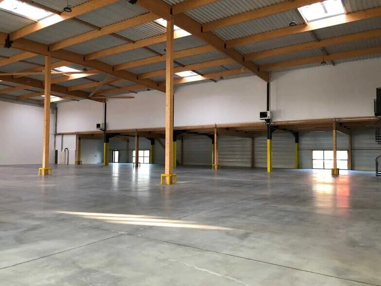 Flex in Louvres for lease - Building Photo - Image 3 of 23