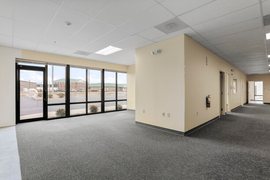 Office Investment Sale portefeuille de 3 propriétés à vendre sur LoopNet.ca - Photo du bâtiment - Image 3 de 21