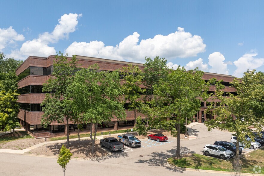 5445 Corporate Dr, Troy, MI à vendre - Photo du bâtiment - Image 2 de 11