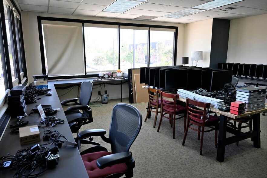 1819 W Olive Ave, Burbank, CA à louer - Photo du bâtiment - Image 3 de 17