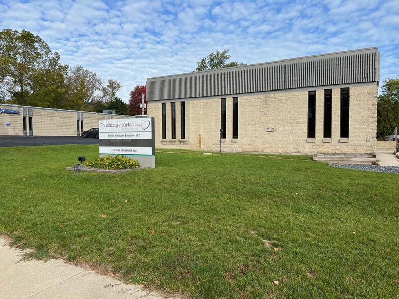 21430 W Greenfield Ave, New Berlin, WI for lease - Building Photo - Image 1 of 3