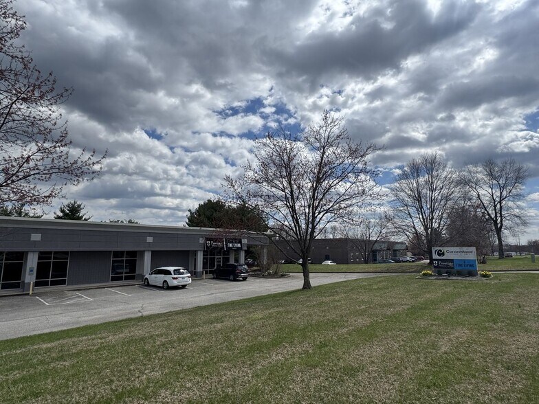 1981-1983 Nelson Miller Pky, Louisville, KY à louer - Photo du bâtiment - Image 2 de 6