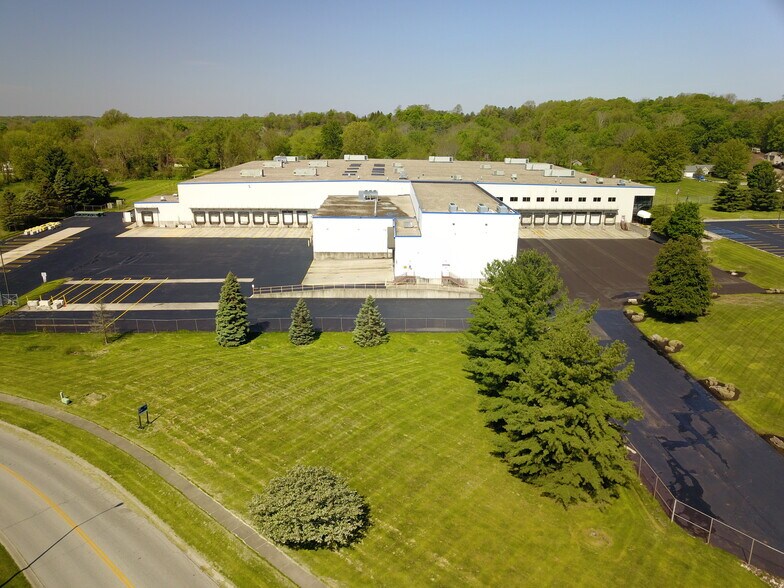 225 N Daniels Way, Bloomington, IN à louer - Photo du bâtiment - Image 3 de 23