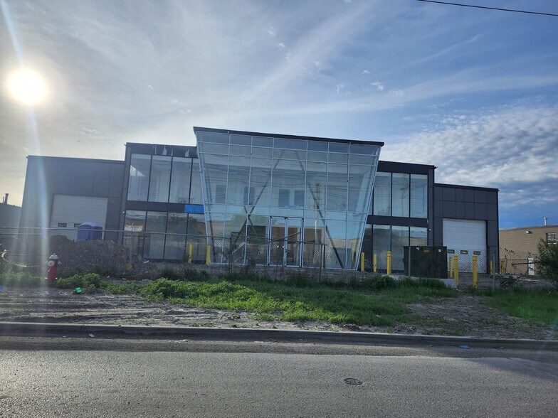 2611 Drew Rd, Mississauga, ON à vendre - Photo du bâtiment - Image 2 de 6