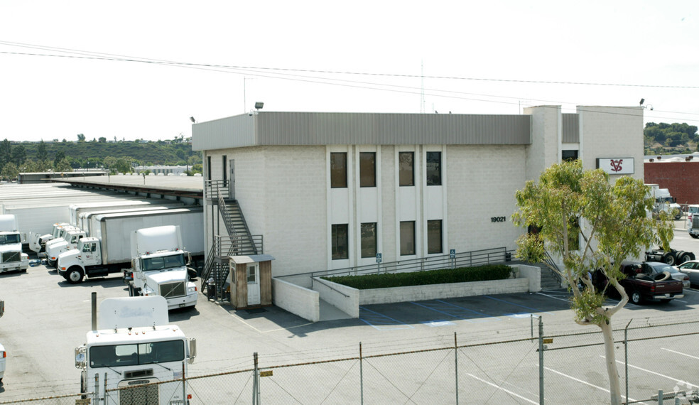 19021 S Reyes Ave, Compton, CA à louer - Photo du bâtiment - Image 3 de 3