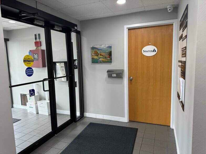 40 Lincoln Way, North Huntingdon, PA à louer - Photo intérieure - Image 2 de 7