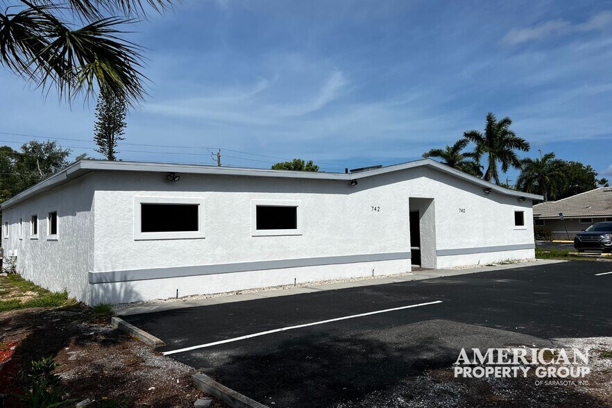 740 The Rialto, Venice, FL for lease - Building Photo - Image 1 of 18
